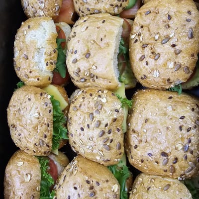 כריכי לחמניות עם ירקות וגבינה