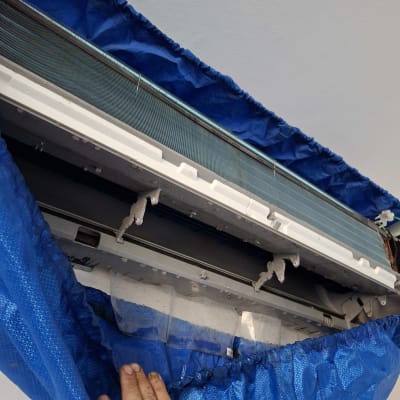 מזגן עם כיסוי כחול ותיקון ידני