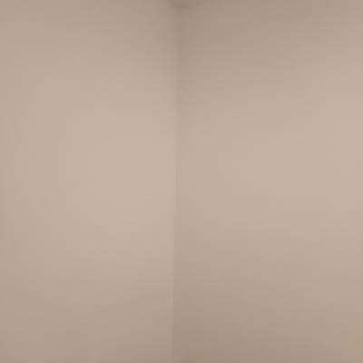 קיר לבן צבוע בפינה של חדר