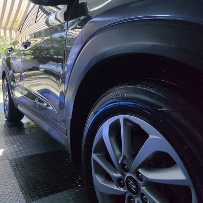 מכונית מבריקה עם גלגלים על רצפת מתכת