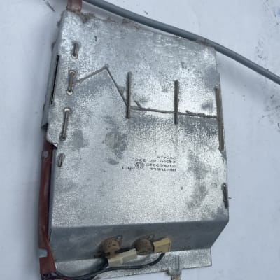 רכיב מתכת עם חוטים חשמליים ומחברים