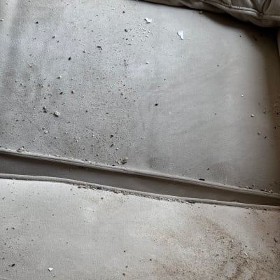 ספה מלוכלכת עם כתמים ולכלוך