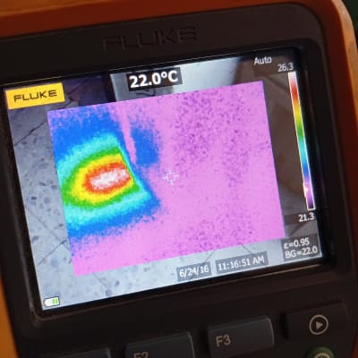 תצוגת מצלמה תרמית עם אזור חם בצבעים שונים