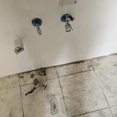 ברזים מותקנים בקיר, מפתח צינורות על הרצפה