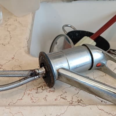 ברז מטבח מנותק על משטח שיש