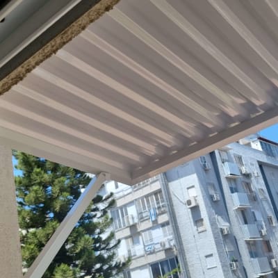 גגון אלומיניום לבן מחובר לקיר חיצוני