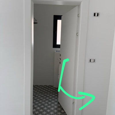 דלת פתוחה עם רצפת אריחים מעוצבת