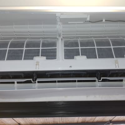 מסנן אוויר של מזגן פתוח לניקוי