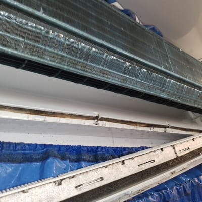 יחידת מיזוג אוויר פתוחה עם צינורות מתכת