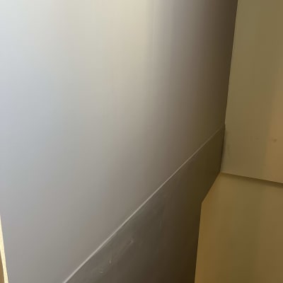 קיר גבס חלק עם חיבור בין לוחות