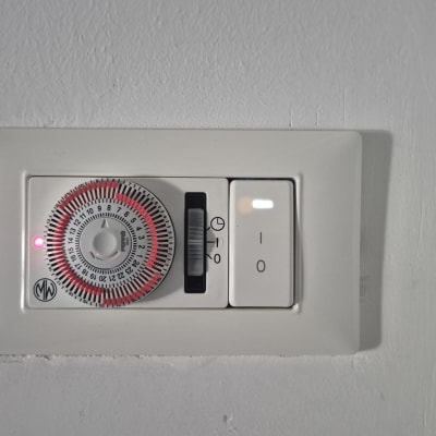 שעון טיימר על קיר, חלק מעבודת חשמל