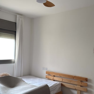 מאוורר תקרה עם כנפיים מעץ מותקן על תקרה לבנה