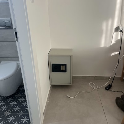 כספת מותקנת ליד שירותים עם כבל חשמל