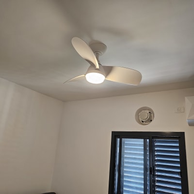 מאוורר תקרה מותקן בחדר עם חלון ותריסים