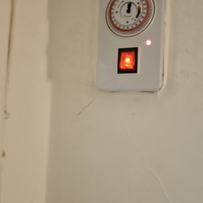 טיימר דיגיטלי על קיר עם אור דולק