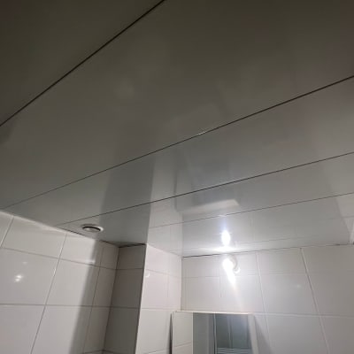 תקרת גבס עם תאורה שקועה בחדר אמבטיה