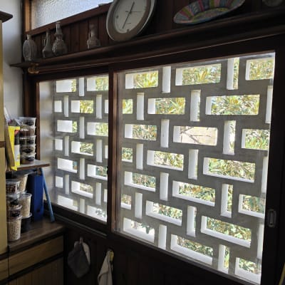 חלון עם זכוכית ודוגמאות גיאומטריות