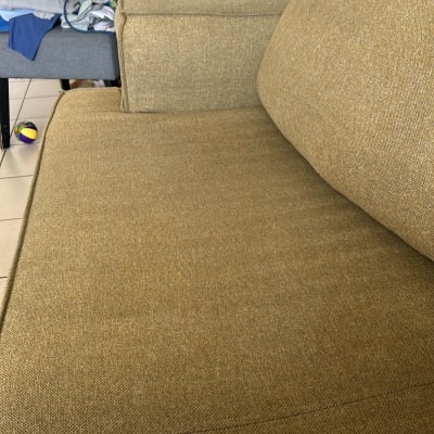 ספה חומה עם כרית ישיבה