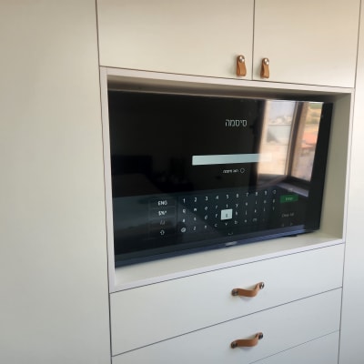 מסך טלוויזיה בתוך ארון עם מקלדת וירטואלית