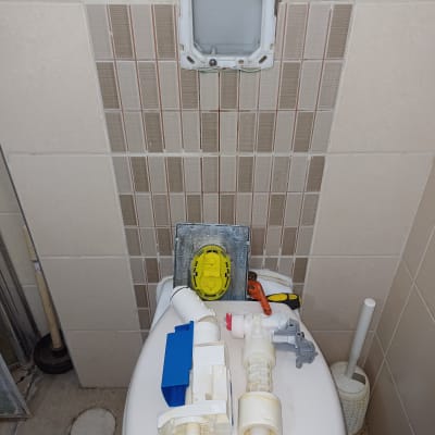 חלקי אינסטלציה וכלים על אסלה בחדר אמבטיה