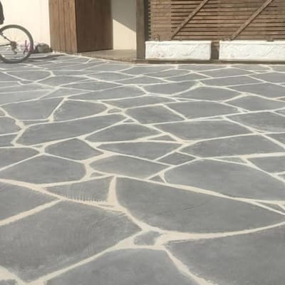 רצפת אבן נקייה עם סימני טאטוא