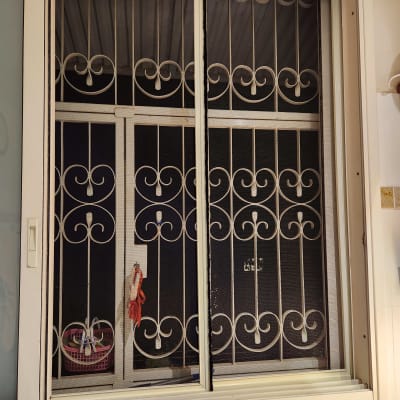 חלון אלומיניום עם סורגים דקורטיביים