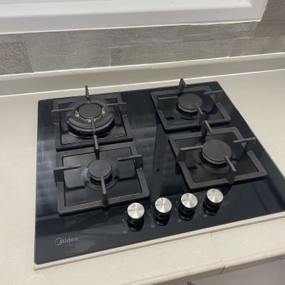 כיריים גז עם ארבעה מבערים וכפתורי שליטה