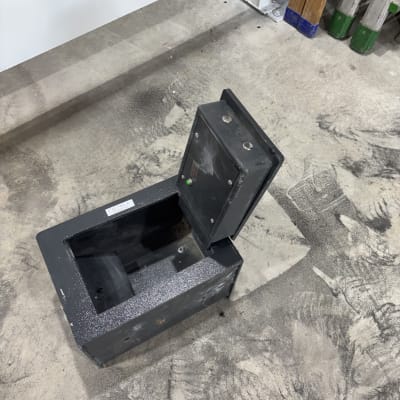 כספת פתוחה על רצפת בטון עם דלת פתוחה