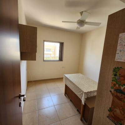 חדר ריק עם קירות לבנים ותקרה לבנה