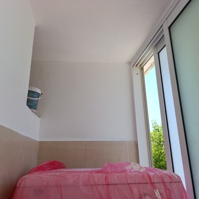 חדר עם קירות צבועים ודלי צבע