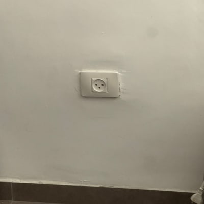 שקע חשמלי בקיר לבן, מתאים לעבודת חשמלאי