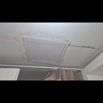 תקרה עם סימני רטיבות ונזילה