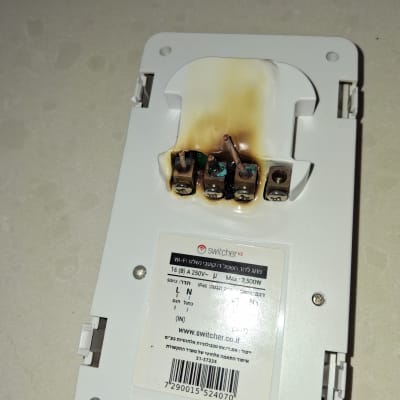 מתג חשמלי עם סימני שריפה ונזק