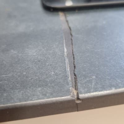 סדק במשטח שיש אפור עם קצה שבור