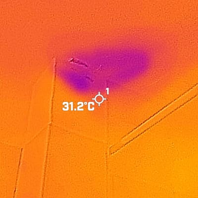 תמונה תרמית עם אזור כחול על תקרה