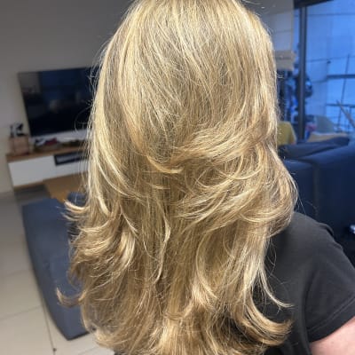 שיער בלונדיני ארוך ומעוצב בתסרוקת גלים