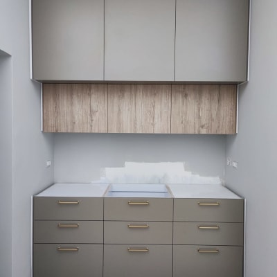 ארונות מטבח עם ידיות מתכת, חלקם פתוחים