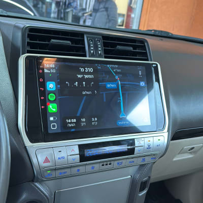 מערכת ניווט ברכב עם מסך מגע ותצוגת מפה