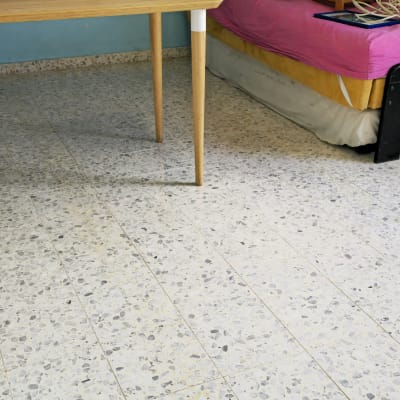 רצפה נקייה עם שולחן ומיטה בחדר