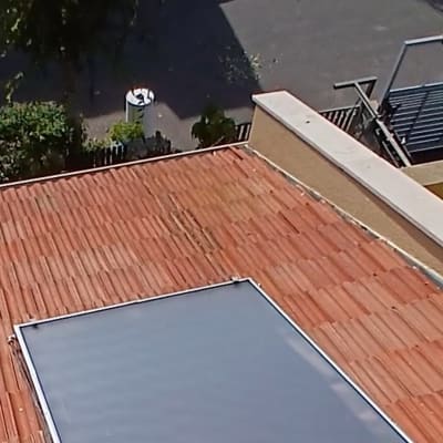 פאנל סולארי מותקן על גג רעפים