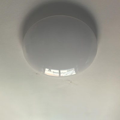 מנורת תקרה עגולה מותקנת על תקרה לבנה