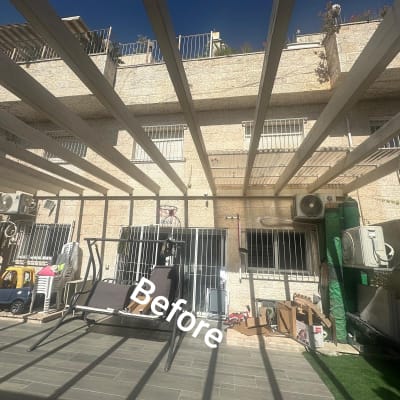 חצר עם מתקנים ומזגנים על הקיר