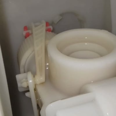 חלקי פלסטיק במערכת אינסטלציה עם ברזים אדומים