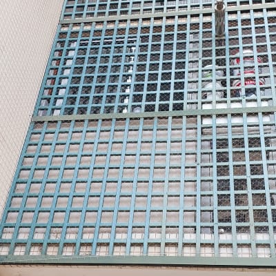 רשת מתכת למניעת כניסת יונים למבנה