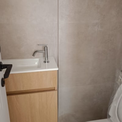 חדר אמבטיה עם כיור ושירותים