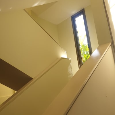 קירות צבועים בצבע בהיר עם אור טבעי