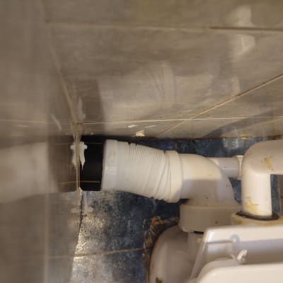 צנרת פלסטיק מחוברת לקיר בחדר אמבטיה