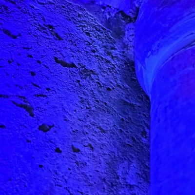 תמונה של קיר עם צינור בתאורה כחולה
