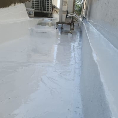 איטום גג עם חומר לבן ומזגנים