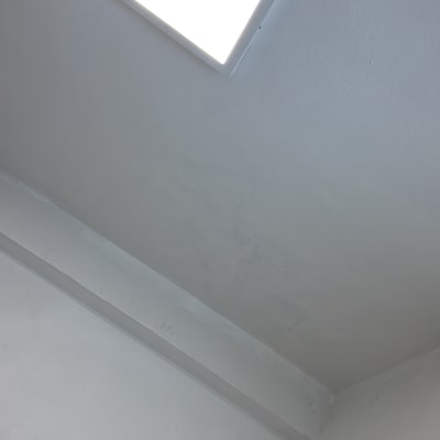 תאורת תקרה מרובעת על קיר לבן